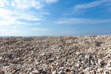 Boş güneşli plaj, kumsala yakın