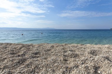 Boş güneşli plaj, kumsala yakın