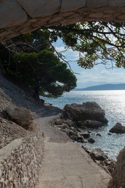 Boş güneşli plaj, kumsala yakın