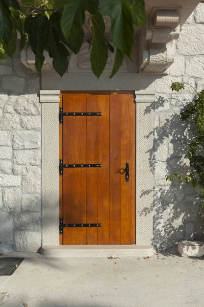 Деревянная Дверь Старом Каменном Доме Закрыть — стоковое фото