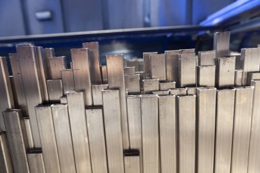 Metal borular üst üste, kapatın.