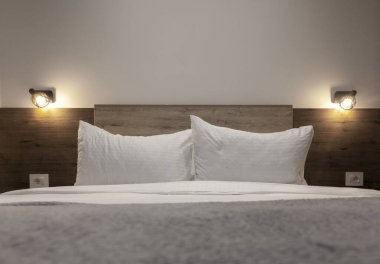 Küçük yatak odasında yatak, kapat.