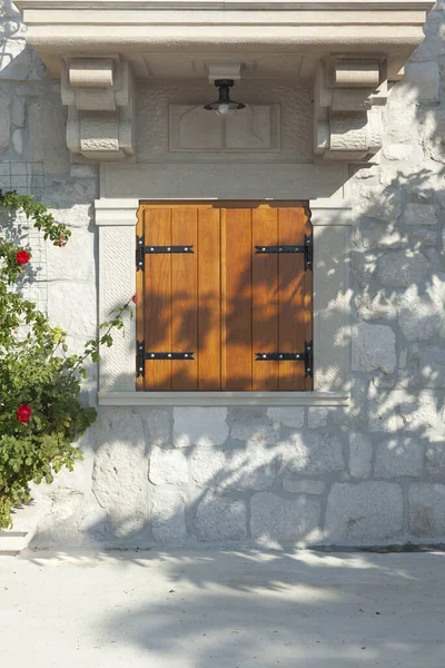 Zárt Ablak Mediterrán Ház Nyári Háttér — Stock Fotó