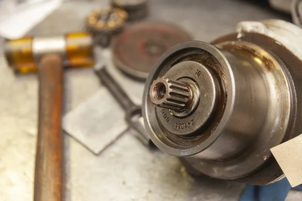 Manutenção Uma Bomba Hidráulica Engrenagem Mesa — Fotografia de Stock