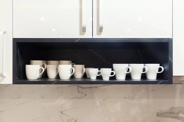 Vita Kaffekoppar Trähylla Kopieringsutrymme — Stockfoto