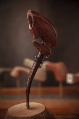 Deri arka planda kaliteli sigara piposu var. Kapatın.