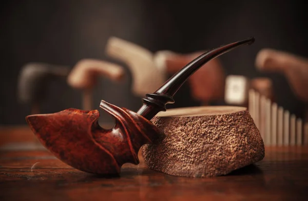 Vintage Smoking Pipe Sullo Sfondo Pelle Primo Piano — Foto Stock