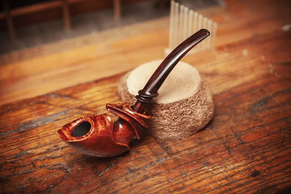 Vintage Smoking Pipe Sullo Sfondo Pelle Primo Piano — Foto Stock