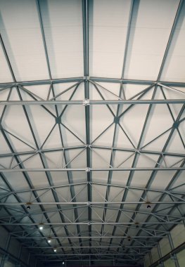 Yalıtımlı panelleri olan, koridorun çatısının çelik yapısı.