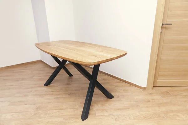 空房间里有黑色腿的木制桌子 — 图库照片
