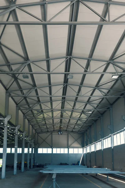 Yalıtımlı Panelleri Olan Koridorun Çatısının Çelik Yapısı — Stok fotoğraf