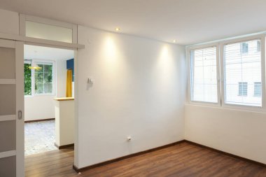 PVC pencereli boş daire, beyaz duvarlar