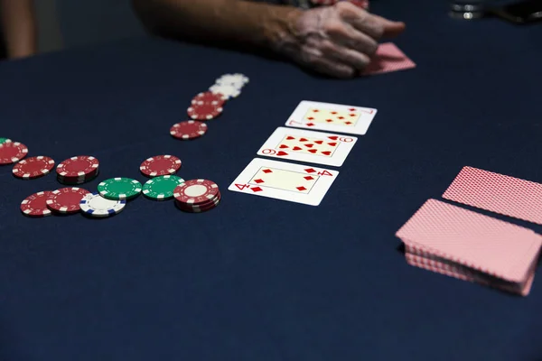Playing Texas Hold Poker Close — Foto Stock