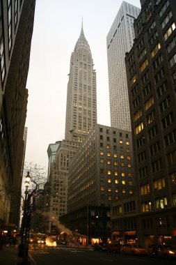 chrysler binası ile New York'un manhattan sokak görünümü