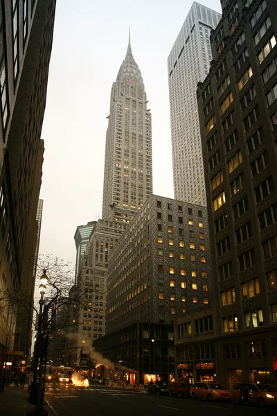 chrysler binası ile New York'un manhattan sokak görünümü
