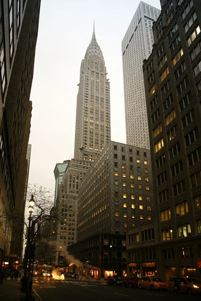 New Yorks manhattan Gatuvy med chrysler building Royaltyfria Stockbilder