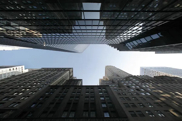 Manhattan skyskrapor från nedan Royaltyfria Stockfoton