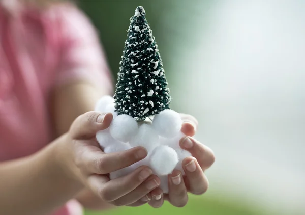 Familie versieren kerstboom — Stockfoto