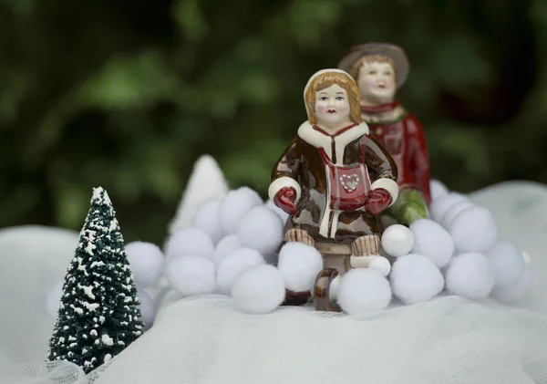 Lyžařská sněhu spolu s vánoční stromeček — Stock fotografie