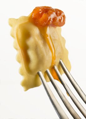 çatal üzerinde domates soslu Ravioli