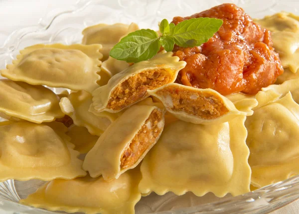 Domates soslu ravioli.