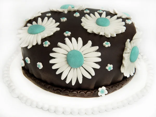 Delicioso bolo de chocolate decorado com margaridas — Fotografia de Stock