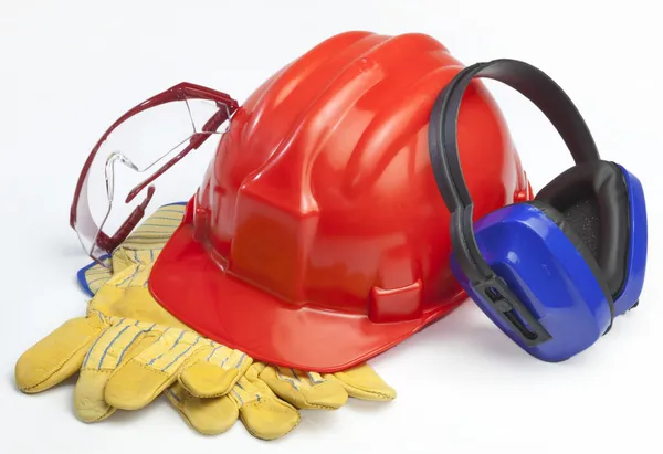 Capacete de segurança vermelho com fones de ouvido e óculos — Fotografia de Stock