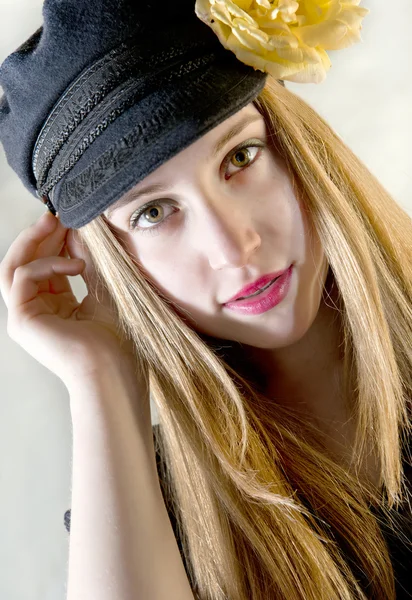 自信を持って探しているかわいい若い女性の肖像画 — ストック写真