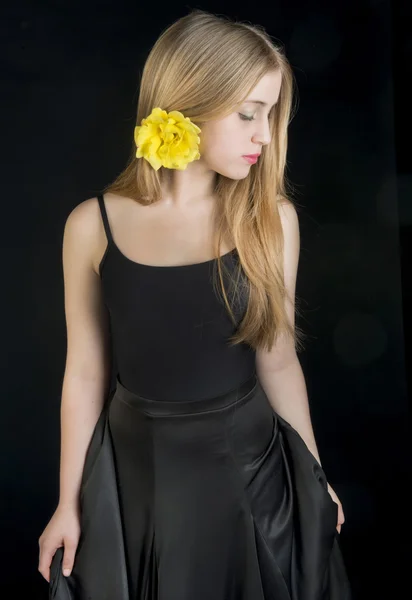 Mujer joven bailando flamenco —  Fotos de Stock