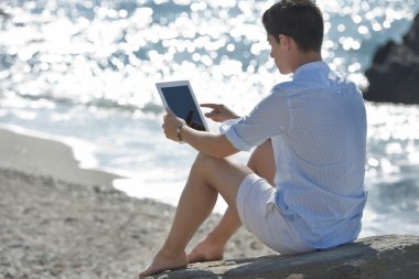 Dijital tablet kullanan genç adam