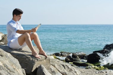 Dijital tablet kullanan genç adam