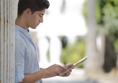 Dijital tablet kullanan genç adam