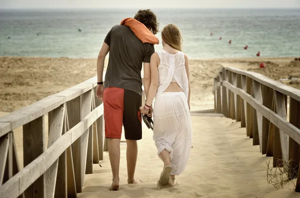 Gelukkige jonge paar samen op het strand — Stockfoto