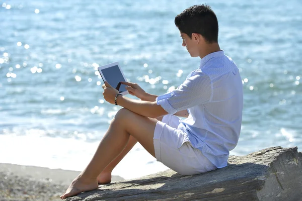 Jongeman met digitale tablet — Stockfoto