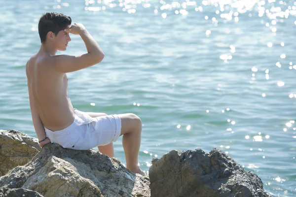 Jeune homme en vacances à la plage — Photo