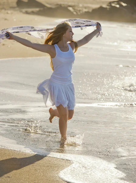 Junges Mädchen läuft am Strand — Stockfoto