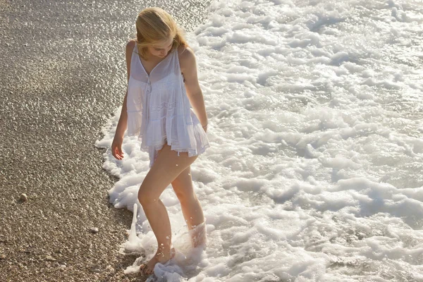 Menina correndo na praia — Fotografia de Stock