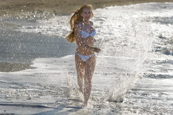 年轻的女孩，在沙滩上运行 — 图库照片
