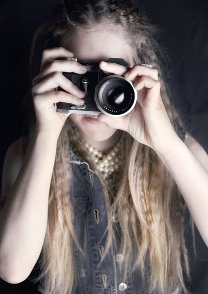 Joven adolescente chica con cámara — Foto de Stock