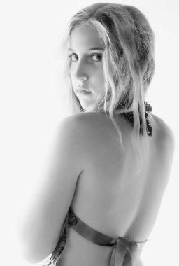 genç kızın siyah beyaz çekim.