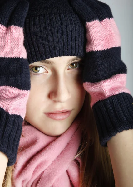 Moda adolescente chica usando gorra y bufanda — Foto de Stock