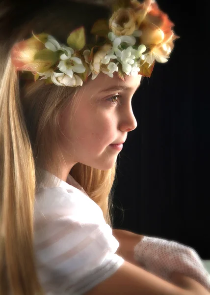 Cute girl in white dress holding flower. — Stock Photo, Image