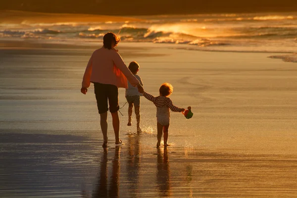 Семья прогулки по пляжу — стоковое фото