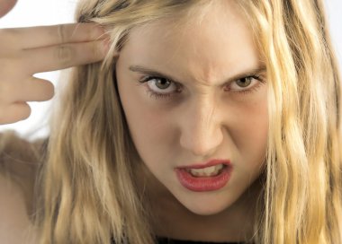 genç kadın üzgün