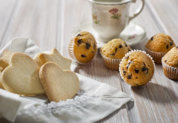 Muffins and heart shaped cookie — Stock Photo, Image