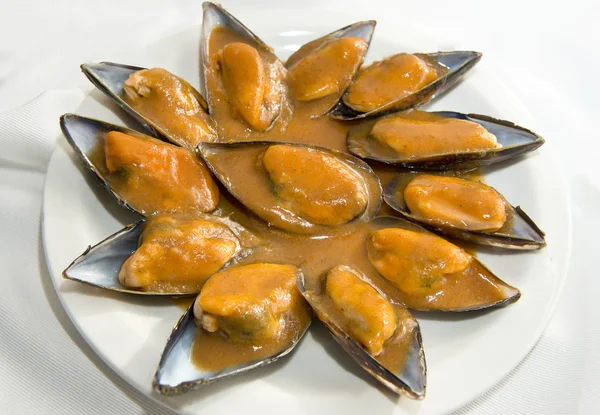 Mejillones al vapor en tomate cremoso —  Fotos de Stock