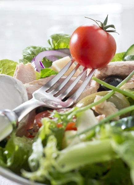 Salade met vork en tomaat — Stockfoto