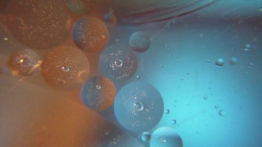 Yağ kabarcıkları ve su. Uzaya bakan makro çekim. Yüksek kalite 4k görüntü