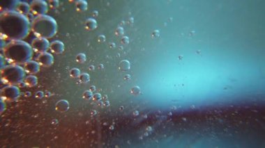 Yağ kabarcıkları ve su. Uzaya bakan makro çekim. Yüksek kalite 4k görüntü