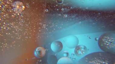 Yağ kabarcıkları ve su. Uzaya bakan makro çekim. Yüksek kalite 4k görüntü